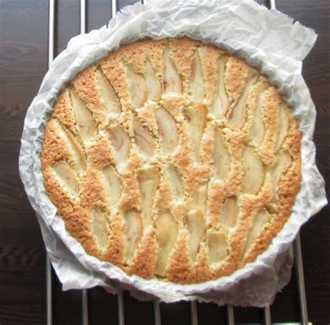 Jak upéct křehký koláč s mandlovou náplní a hruškami | recept | jaktak.cz