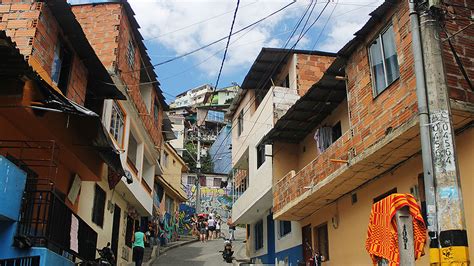 La Comuna 13 De Medellín Bajo Todos Los Fuegos