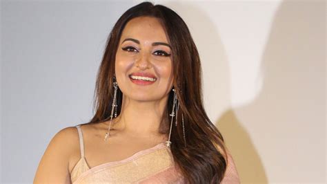Sonakshi Sinha Wears A Floral Orgnaza Sari To Promote Mission Mangal