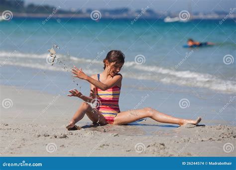 das nette junge mädchen das im sand sitzt und hat spaß stockfoto bild von küste glücklich