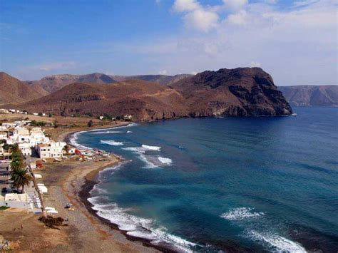 Playa urbana con zonas de bolos pequenos y arena, ideal para el baño, con aguas cristalinas y protegida del viento de poniente. Las Negras | Parque Natural Cabo de Gata - Nijar