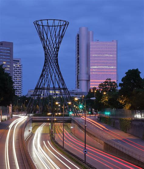 Neuhauser straße, 41münchen 8 метров. File:HVB-Tower and Mae West, Munich, June 2017 -02.jpg ...