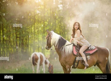 Asian Women Riding Horse Banque De Photographies Et Dimages à Haute