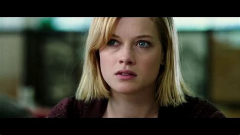 E bogat și orb și pare ținta perfectă pentru un jaf. Don't Breathe - Official Trailer - in Hindi - 1 - 2016 ...