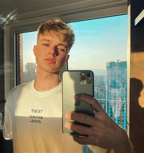 Strictlys Maisie Smith And Hrvy Finally Have Their First Kiss As