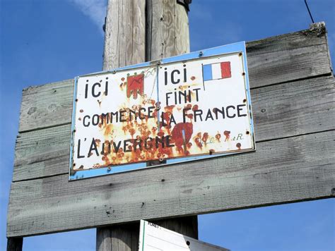 panneau : ici finit la France ici commence l'Auvergne - Photo de ...