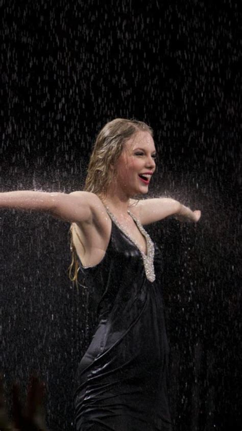 19 Years Old Taylor Swift When She Was On Her Fearless World Tour In This Photo She Is Singing