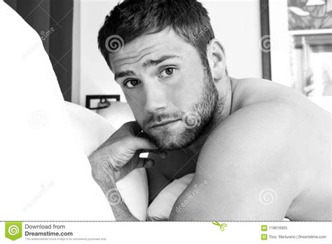 Shirtless Sexy Hunky Man With Beard Lies Naked In Bed Foto De Stock