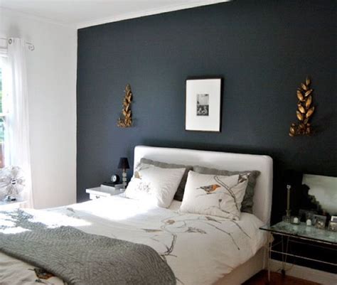 Hauge Blue som fondvegg på soverom | Blue bedroom walls, Dark blue