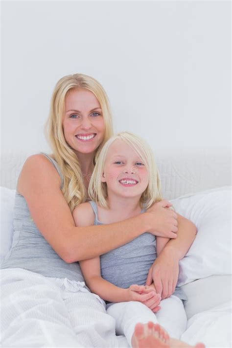 Mãe que abraça sua filha foto de stock Imagem de conforto 31669890