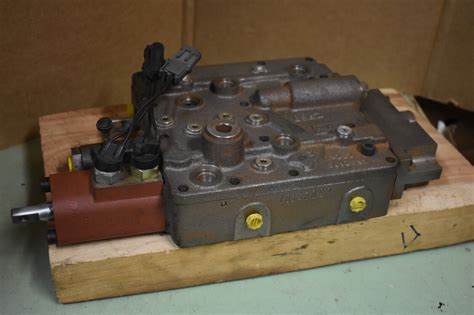 John Deere At129459 Hydraulic Actuated Control Valve For 644e Loader Ebay