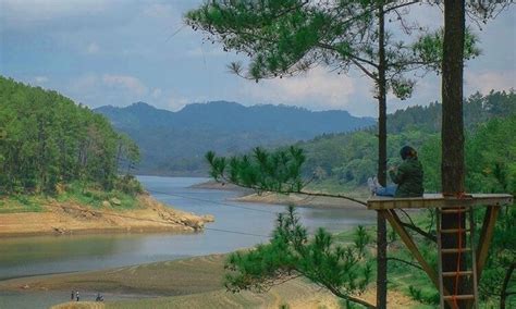 Danau ranu kumbolo secara administratif, masuk dalam wilayah desa mulyosari, kecamatan pagerwojo, tulungagung, jawa timur. 7 Tempat Wisata di Tulungagung yang Sedang Hits di Sosial Media