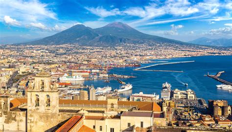 The home of napoli on 90min. Napoli a piedi: tour per scoprire la città | SiViaggia