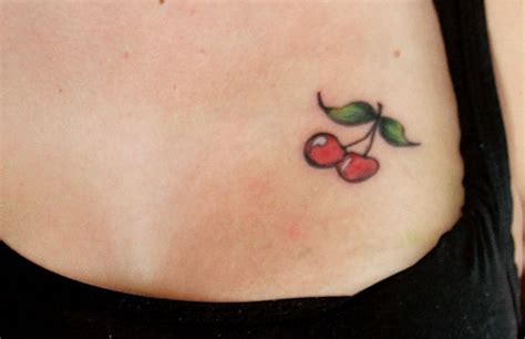 A tattoo é de um samurai feito em preto e branco com uma armadura muito bem feita. Cereja no peito - Foto #1793 - Mundo das Tatuagens