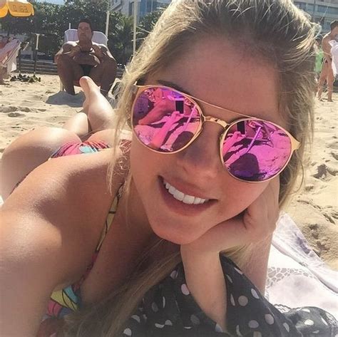 Barbara Evans Recebe Elogios Pelas Novas Curvas Com Selfie Na Praia Celebridades Vogue