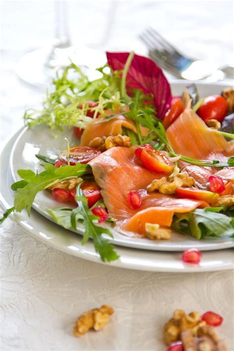 Recette salade de saumon fumé aux fruits rouges Marie Claire