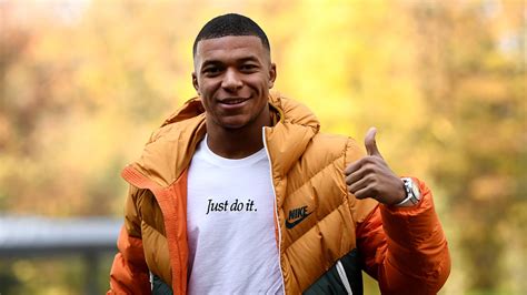 You and kylian both being footballers and you have a cute moment after one of his games and the camera is on you. Kylian Mbappé se lance dans l'associatif | SFR ACTUS