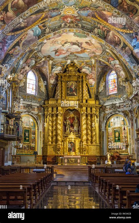 El Interior De La Iglesia De San Nicolás Parroquia De San Nicolás De Bari Y San Pedro Mártir