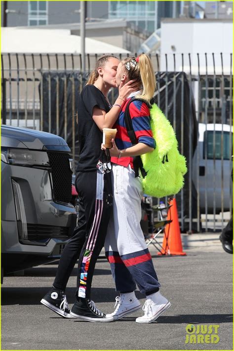 Full Sized Photo Of Jojo Siwa Gets A Kiss From Girlfriend Kylie Prew