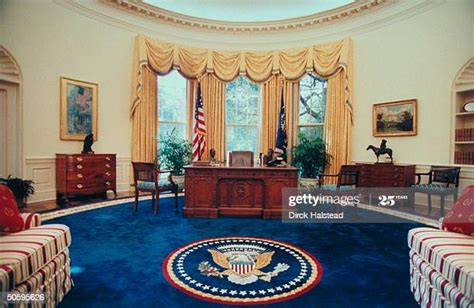 Hanya dengan bermodalkan smartphone android. Oval Office Pictures and Photos | Getty Images