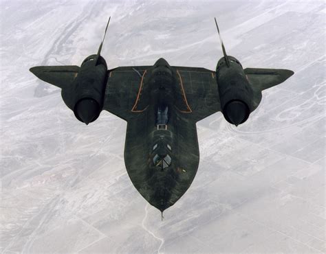 Sr 71黑鸟是冷战时期的间谍飞机，至今仍是世界上速度最快的飞机设计