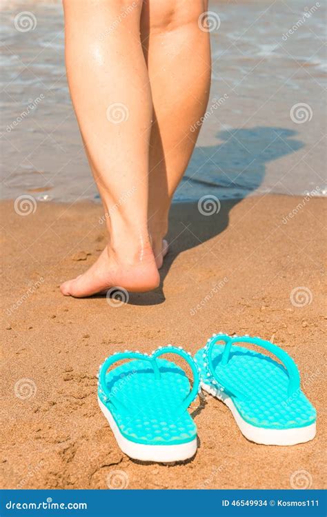 La Donna Va A Piedi Nudi Sulla Sabbia Fotografia Stock Immagine Di Isola Clima 46549934