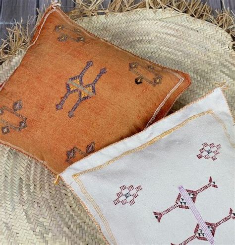 At the top is a spread eagle and below that is a banner that says new jersey. Bed And Cushions - Moroccan Way