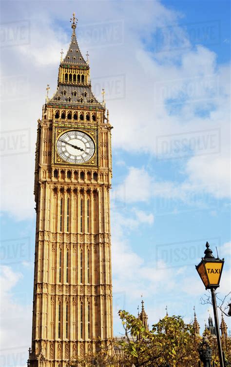 Big ben, der große benjamin, ist ein spitzname für die schwerste der insgesamt fünf glocken in dem 98 meter hohen, von dem architekten augustus pugin entworfenen clock tower. Big Ben against a bright blue sky; London, England - Stock ...