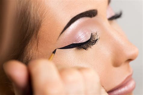 Girl Power Girl Strong How To Apply Liquid Eyeliner Perfectly