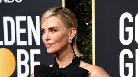 Charlize Theron Wows In Sleek Black And White Look At The 2019 Golden