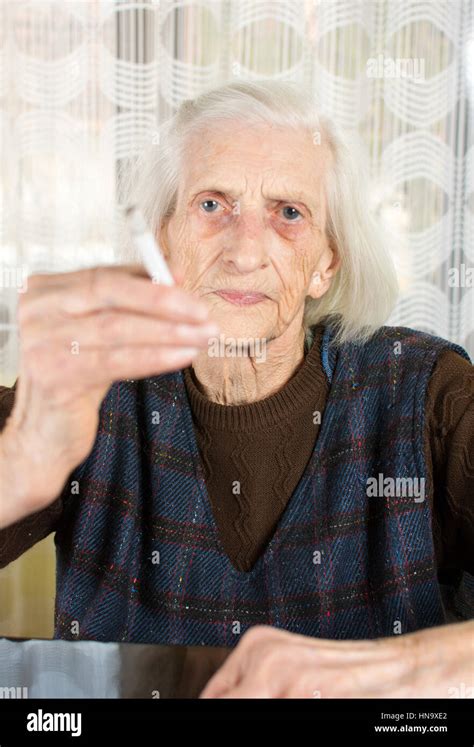 Alte Oma Rauchen Einer Zigarette Zu Hause Stockfotografie Alamy
