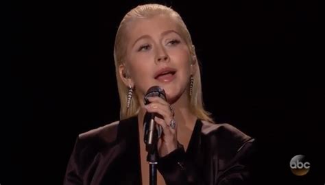 watch christina aguilera sing whitney houston s the bodyguard songs at the amas