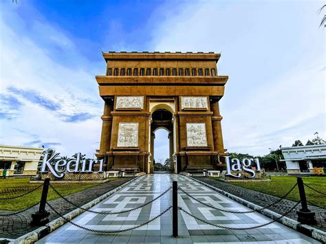 Monumen Simpang Lima Gumul Bangunan Megah Landmark Kota Kediri