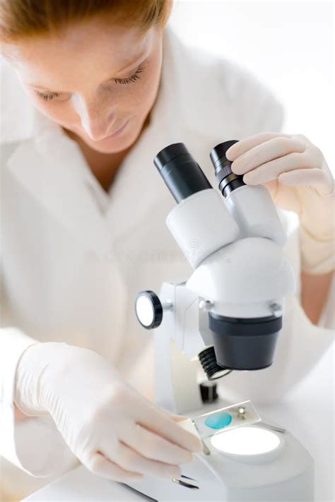 Laboratório Do Microscópio Investigação Médica Da Mulher Imagem De