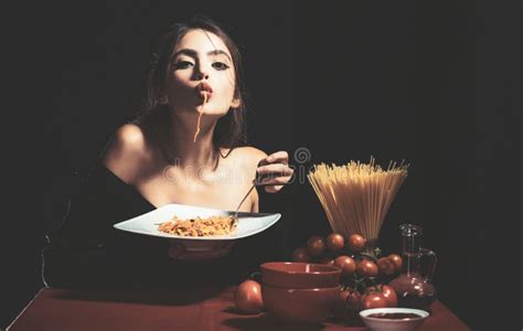 Sensual Woman Eat Spaghetti Italian Girl Eats Spaghetti Pasta Stock Photo Image Of Eating