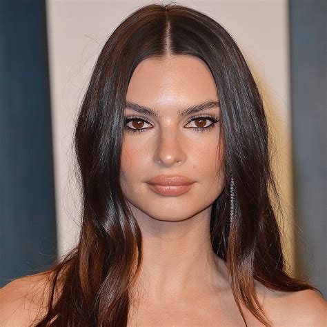 Emily Ratajkowski Puts Her Incredible Body On Display In A String