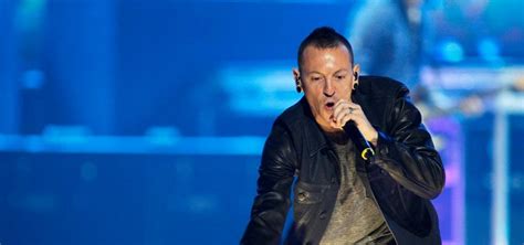 Pubblicato in data 17 aprile 2020, 11:44. È morto suicida Chester Bennington, il cantante dei Linkin ...