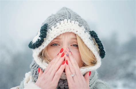 Premium Photo Woman With Winter Allergy Symptoms Blowing Nose Portrait Of Young Woman Sniffing