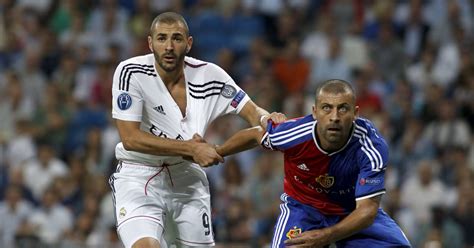 Der fußballspieler karim benzema war in der saison 2014/2015 bei real madrid unter vertrag und wird dort im sturm eingesetzt. Karim Benzema avec le Real Madrid pendant la Ligue des ...