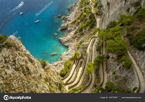 Capri is an island located in the tyrrhenian sea off the sorrento peninsula, on the south side of the gulf of naples in the campania region. Via Krupp auf Capri Insel in Italien — Stockfoto ...