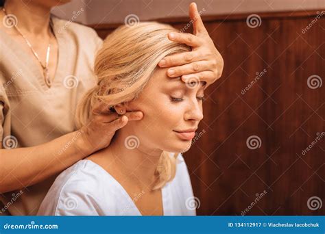 Fronte Di Una Giovane Donna Rilassata Che Ha Il Massaggio Immagine Stock Immagine Di