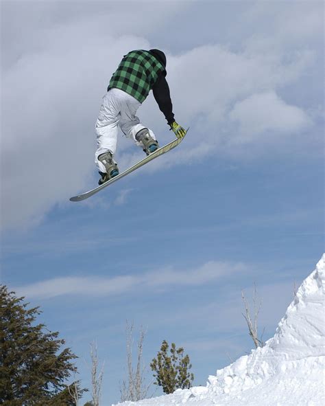 20 Amazing Snowboarding Photos