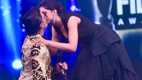 Deepika Padukone And Ranveer Singh S Hottest Kissing Moments That Went Viral