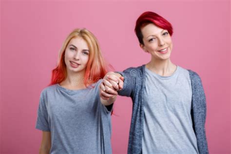 Twee Lesbische Meisjes Omhelzen Zacht En Strelen Elkaar Op Een Roze Achtergrond Stock Foto