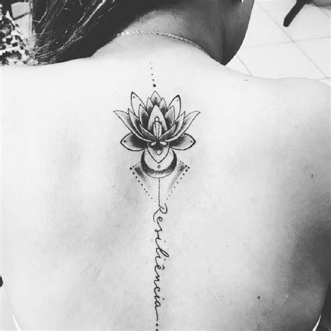 ideias de tatuagem ornamental delicada  feminina