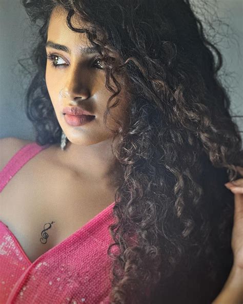 Anupama Parameswaran Curvy Navel Exposed In Bikini Blouse DESI GIRLZ