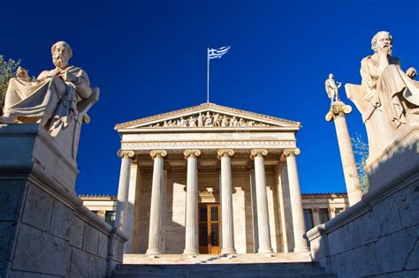 Academia De Atenas Con El Monumento De Platón Y De Sócrates Foto De
