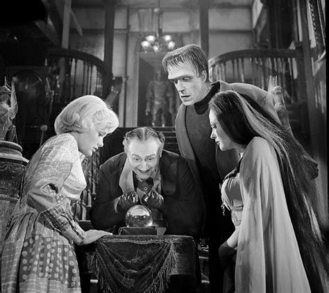 Yvonne De Carlo Fred Gwynne Al Lewis And Pat Priest In The Munsters 1964 The Munsters