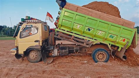 Dump Truk CANTER Muatan Tanah Full Bak Terpaksa Bongkar Muatan Di