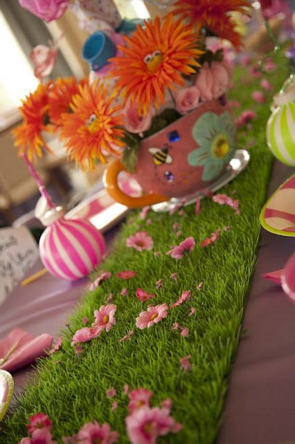We have a design to fit each theme from burlap runners to sequins we have it all and every table runner in between! Artificial grass table runner. LOVE! ♥ | Easter ...